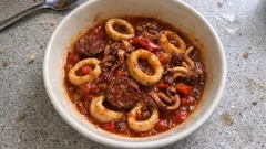 Calamars à l’espagnole : la sauce tomate-poivron au chorizo qui les rend bien tendres