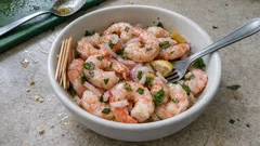 Crevettes roses marinées au basilic : citron, huile d’olive, et une version froide ou poêlée