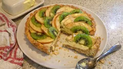 Tarte pommes-kiwis sur crème pâtissière légère : un dessert frais et facile