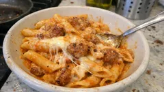 Penne à la saucisse italienne : sauce tomate crémeuse et mozzarella filante, à la poêle