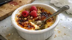 Crème brûlée aux framboises : une cuisson au bain-marie pour une texture impeccable