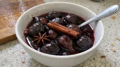 Figues confites au vin rouge et aux épices : un sirop brillant, prêt à l’avance