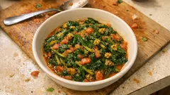 Brèdes mafane à la réunionnaise : la poêlée rapide au gingembre et à la tomate