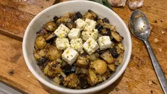 Poêlée d’aubergines et pommes de terre nouvelles, sauge et romarin (avec feta)