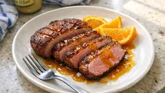Magret de canard au miel et à l’orange : peau croustillante, sauce brillante