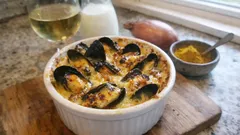 Cassolette de moules au curry : une entrée chaude crémeuse prête en quelques minutes