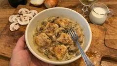 Poulet en cocotte à la crème et aux champignons : simple, fondant et bien gourmand