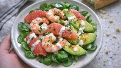 Salade de mâche crevettes–avocat–pamplemousse : fraîche, légère et prête en 10 minutes