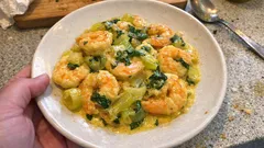 Poêlée de gambas au basilic et curcuma : la sauce minute qui les rend fondantes