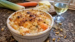 Coquilles de fruits de mer gratinées : une sauce crémeuse, des légumes fondants, et une croûte dorée