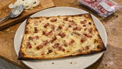 Flammekueche maison croustillante : pâte sans levure et garniture crème–lardons