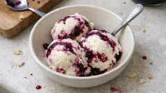 Glace au cassis et fromage blanc : le marbrage maison qui change tout