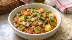 Haricots plats en sauce à la portugaise : pommes de terre fondantes et œuf en fin de cuisson