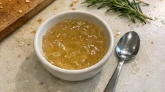 Gelée de romarin maison à l’agar-agar : le petit plus pour fromage et viande rôtie