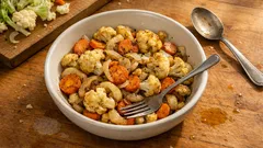 Poêlée de légumes d’hiver : chou-fleur, carottes et oignons bien fondants