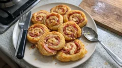 Escargots feuilletés jambon-emmental : croustillants, prêts en 30 minutes