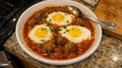 Tajine de kefta aux œufs : des boulettes moelleuses dans une sauce tomate épicée